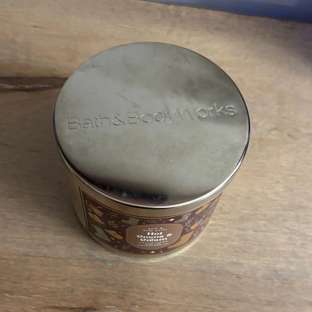 Bath & Body Works Hot Cocoa & Cream Candle 3-Wick | Cozy Chocolate Vanilla - Picture 2 of 5